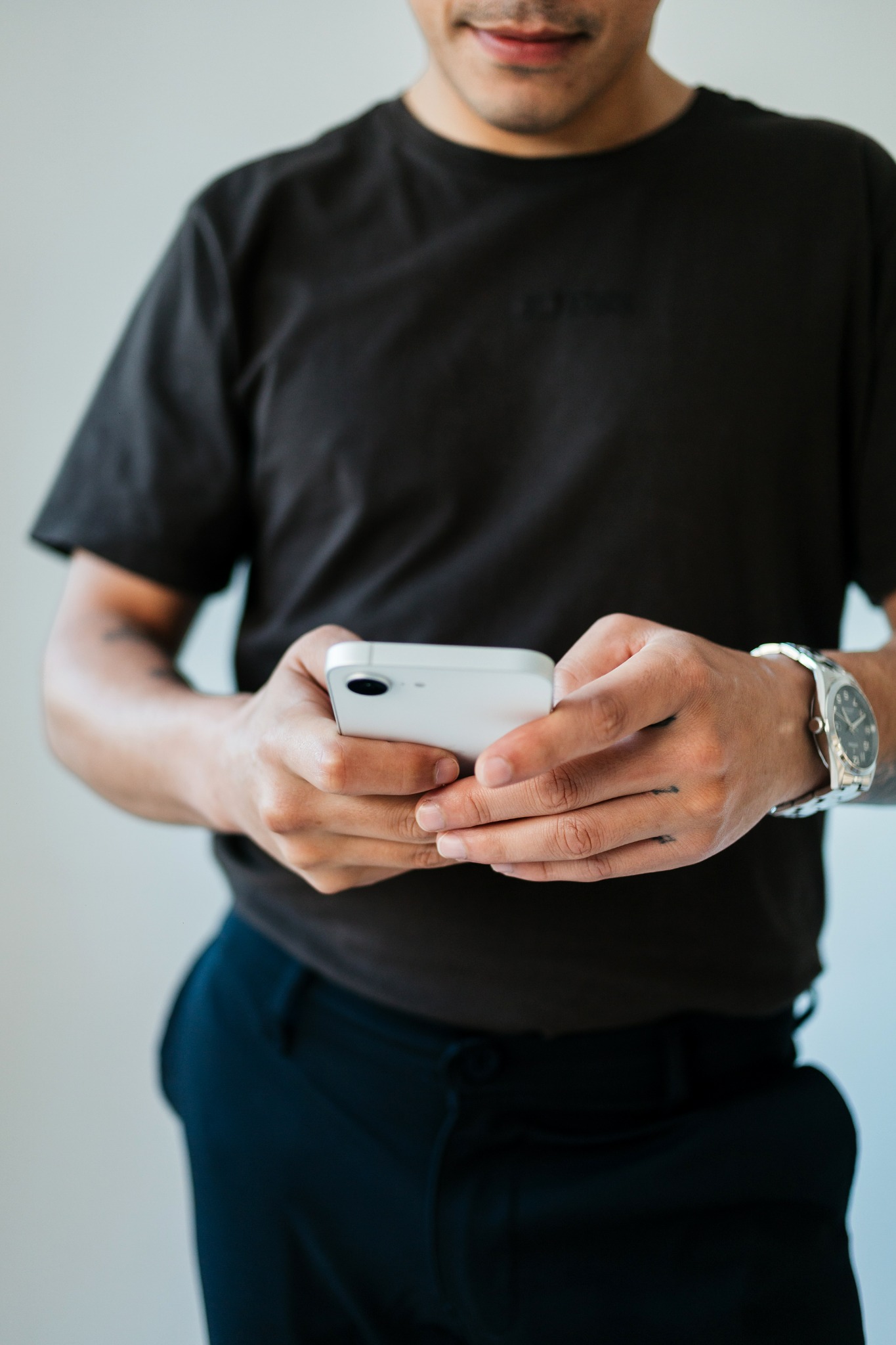 Adilson utilizando o celular durante um atendimento
